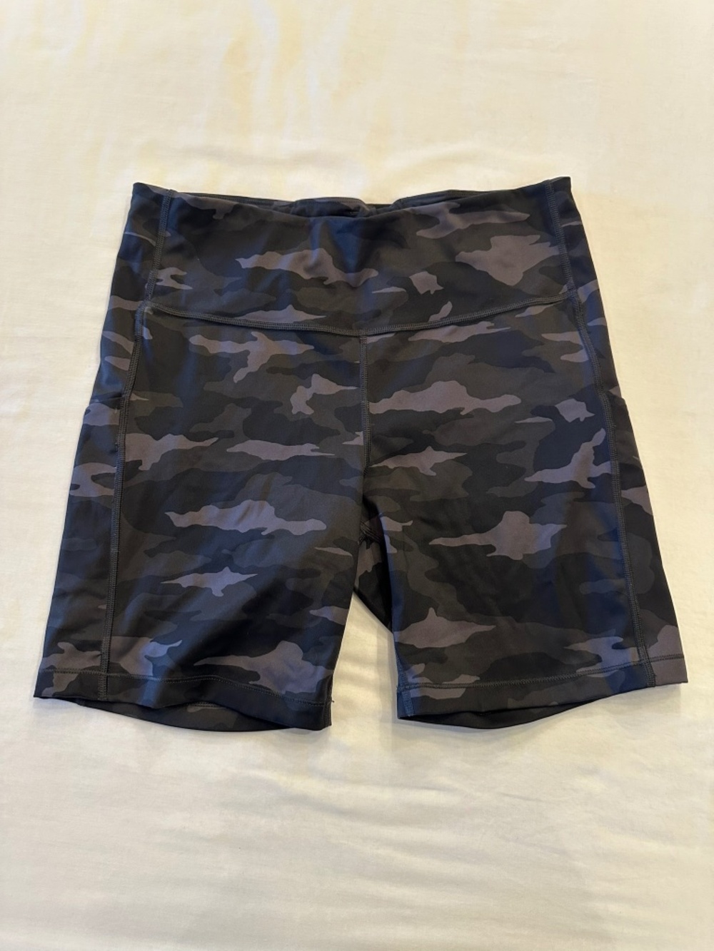 Athleta Ultimate Stash Pocket 7" Camo Biker Shorts Size L
